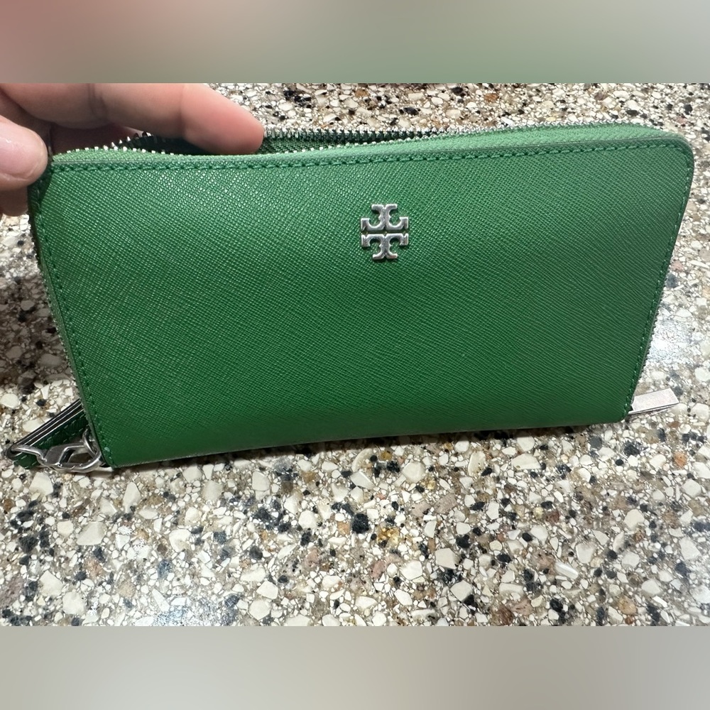 Tory Burch green full zip wallet with wrist strap. Excellent condition!